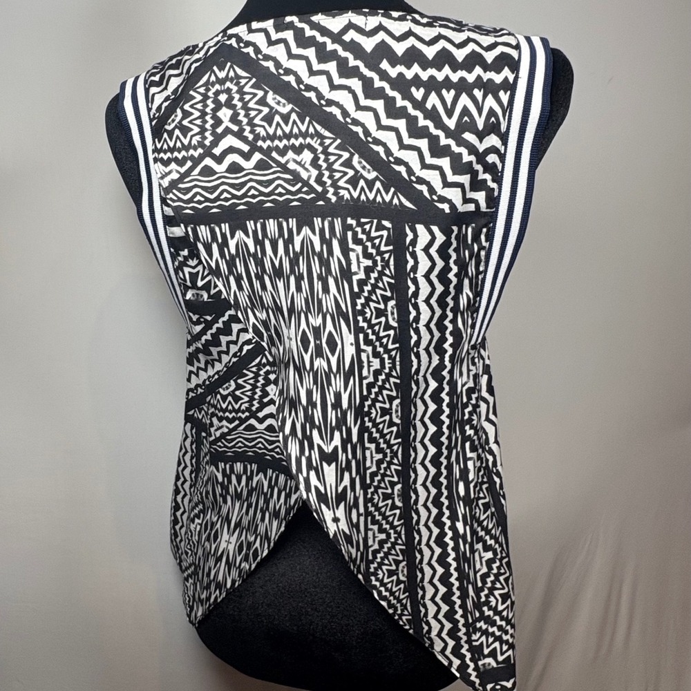 Townsen Womens Black White Geometric Tribal Print Split Back Silk Blend Top‎ S